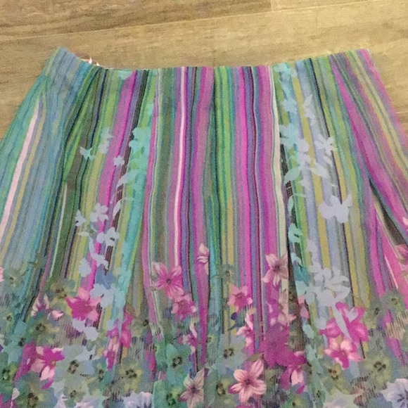 Sandra Darren flowered skirt size 16 - Picture 8 of 12